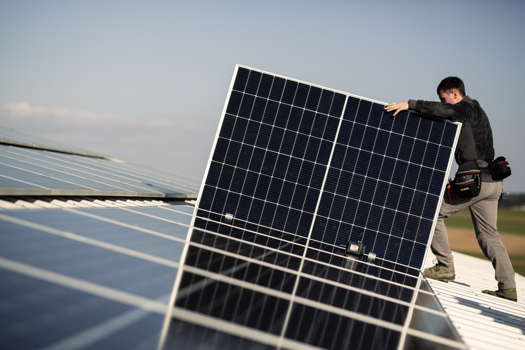 Button mit Weiterleitung zur Leistungsbeschreibung rund um Photovoltaik (PV) Anlagen um die Sonnenkraft nachhaltig zu nutzen