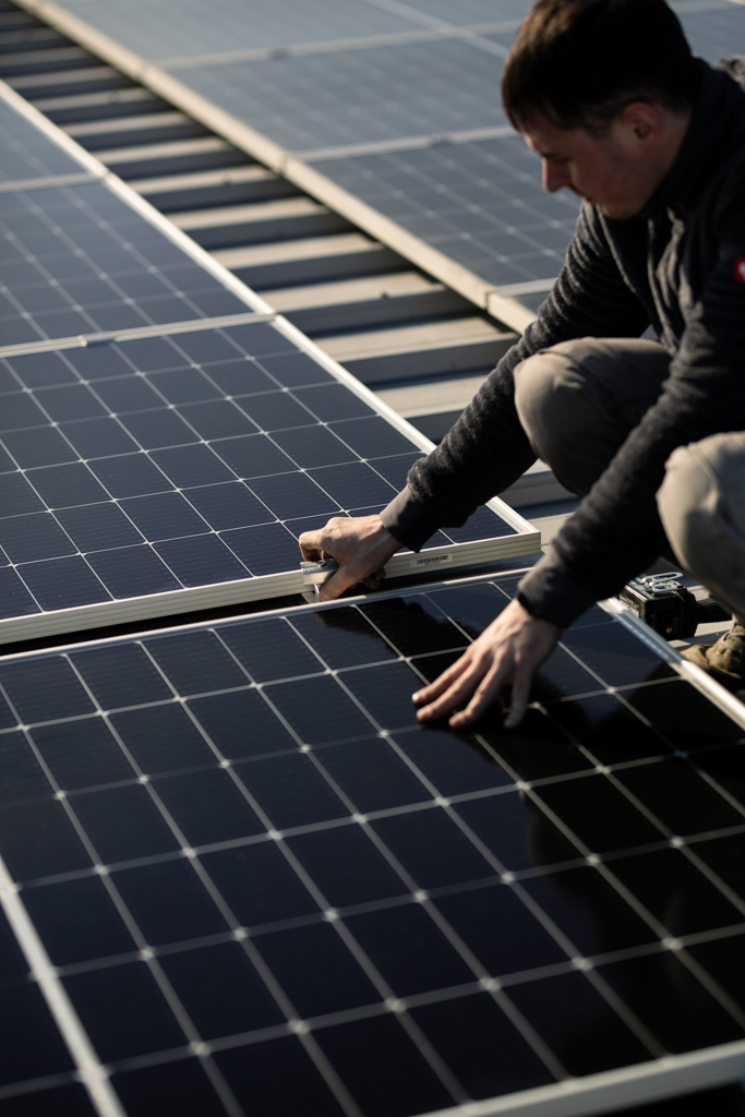 Bild zeigt Solarpaneele, die den Strom erzeugen