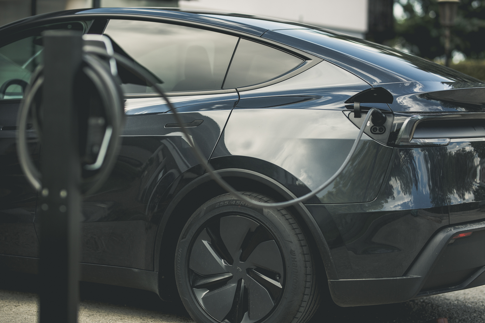 Bild zeigt ein angeschlossenes Elektroauto an die Wall-Box (Ladevorgang)
Sinnbild