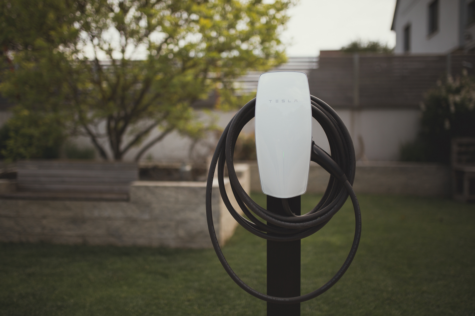 Headerbild mit Wall-Box von Tesla